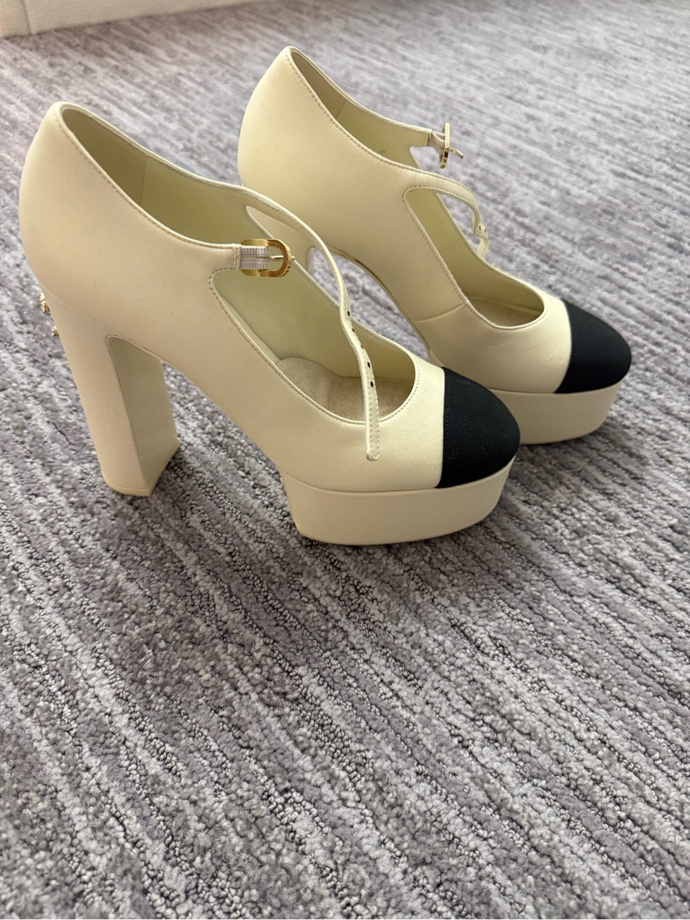 CHANEL lambskin Ivory and Black Mary Jane Platform Pumps with Gold Buckle sz 37 - Picture 2 of 6